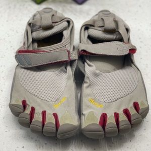 Vibram Five Fingers.    Color: Champagne/Red.   Size: EU/40 US/7.5.